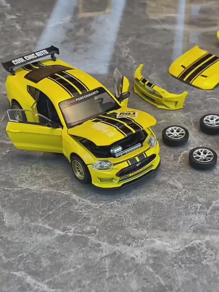 1:42 scale yellow Ford Mustang GT 2018 classic car model with opening doors and replaceable accessories.