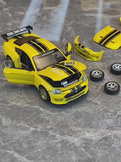 1:42 scale yellow Ford Mustang GT 2018 classic car model with opening doors and replaceable accessories.